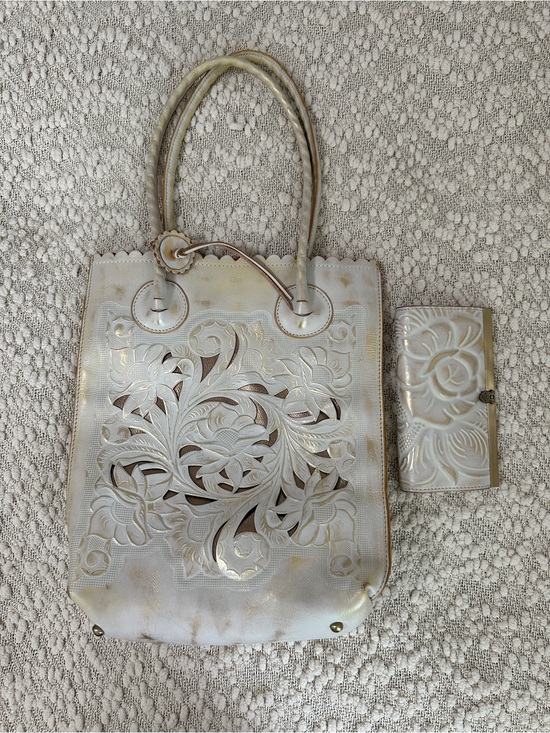 Patricia Nash Handbags - Patricia Nash White Gold Cutout Tooled Leather Scalloped Tote Purse & Wallet Set